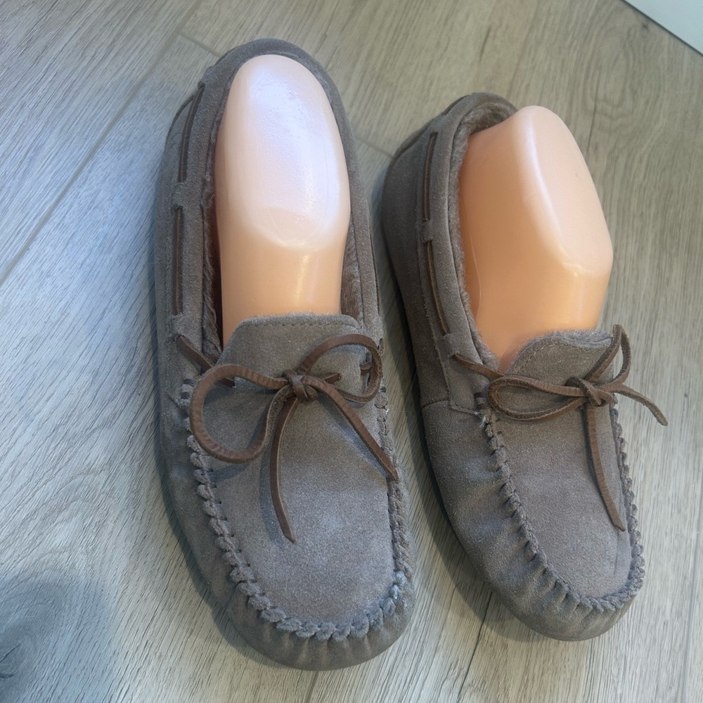 UGG Dakota Suede Shearling Moccasin Slippers Shoes Womens Size 9 Gray Winter - Picture 2 of 12